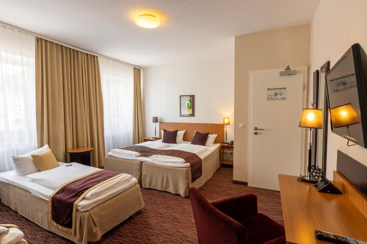 Hotel Comfort Tom Kyle Kiel